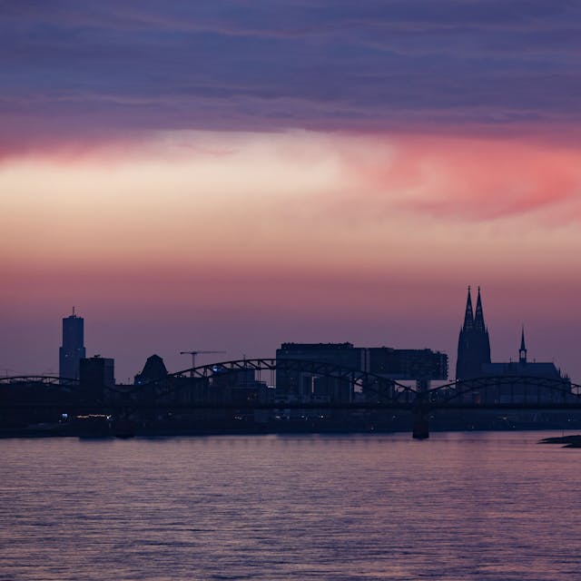 Der Sonnenuntergang über der Skyline von Köln