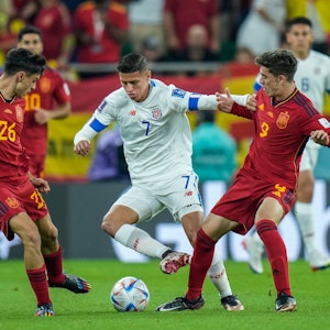 Costa Ricas Anthony Contreras behauptet den Ball gegen Spaniens Gavi und Pedri.