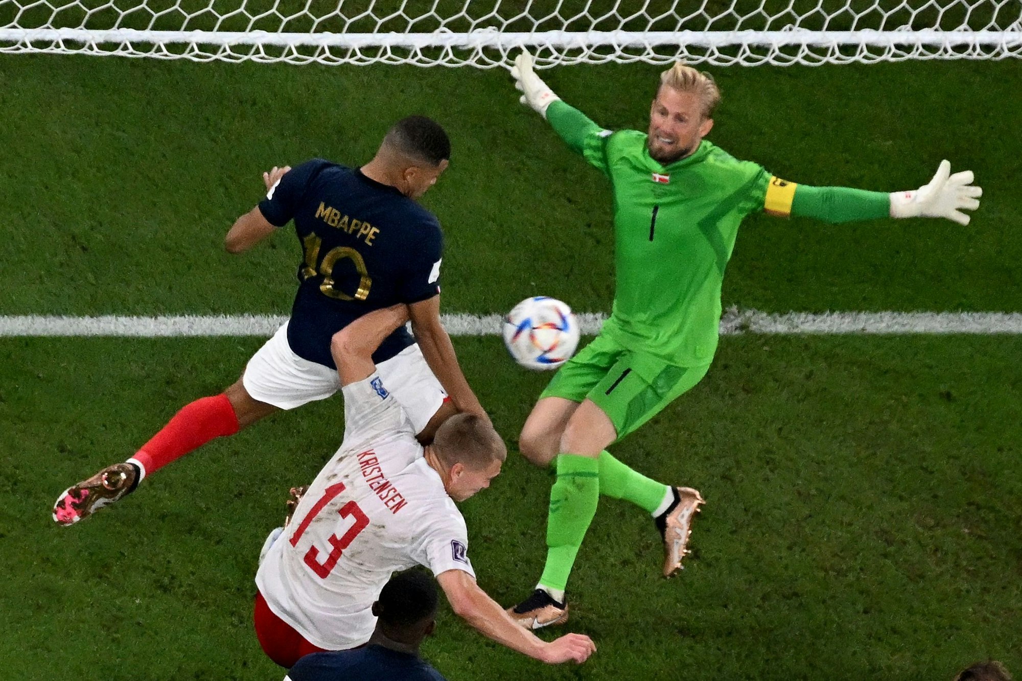 Kylian Mbappe trifft erneut gegen Dänemark, Keeper Kasper Schmeichel breitet die Arme aus, ist aber ohne Chance.