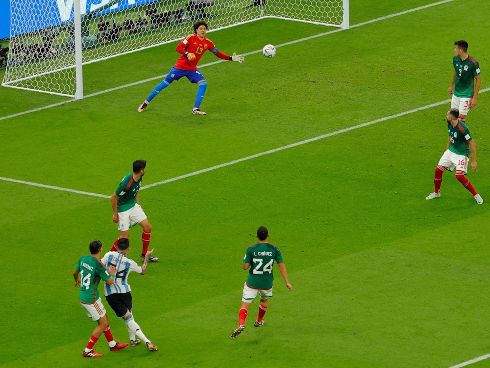 Enzo Fernandez schlenzt den Ball ins Tor, die Mexikaner können im Strafraum nur zuschauen.