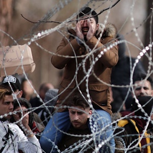 Migranten und Flüchtlinge versammeln sich hinter einem Drahtzaun an der Grenze zwischen Griechenland und der Türkei in der Nähe des geschlossenen Grenzübergangs Kastanies.