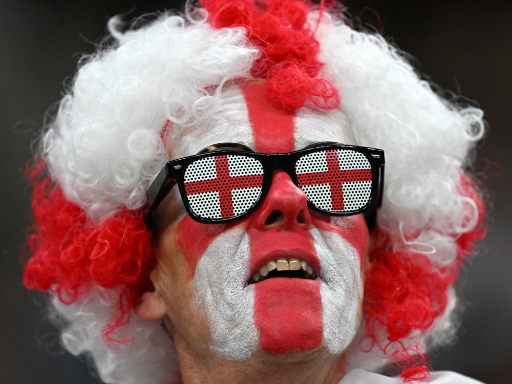 Ein geschminkter England-Fan verfolgt das WM-Spiel gegen die USA.