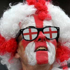 Ein geschminkter England-Fan verfolgt das WM-Spiel gegen die USA.