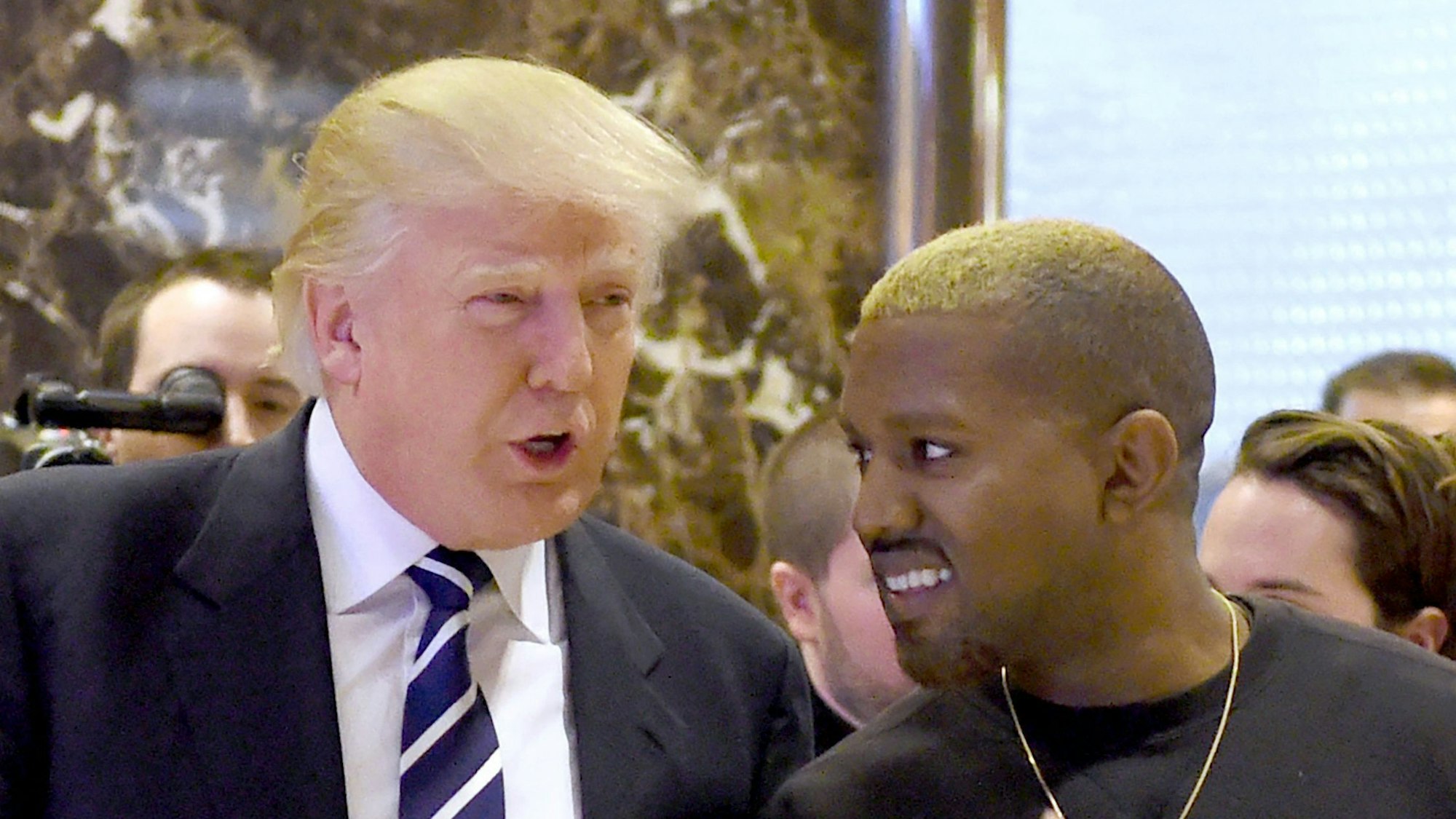 Ex-US-Präsident Donald Trump (l.) im Gespräch mit US-Rapper Kanye West.