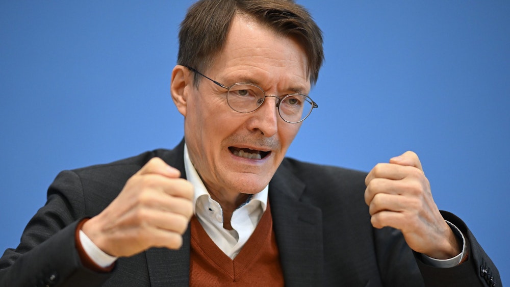 Karl Lauterbach (SPD) gestikuliert bei einer Bundespressekonferenz.