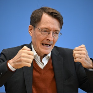 Karl Lauterbach (SPD) gestikuliert bei einer Bundespressekonferenz.