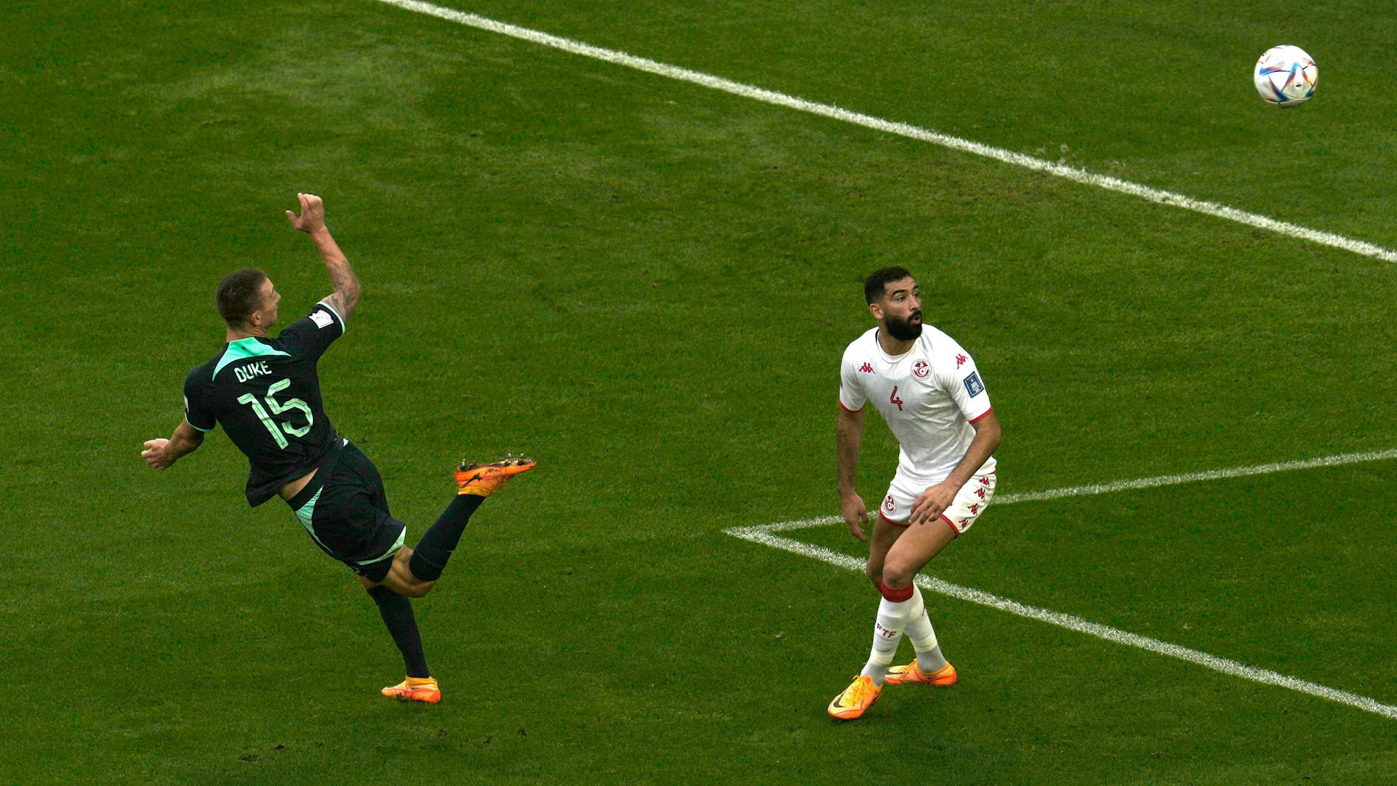 Mitchell Duke köpft im WM-Spiel gegen Tunesien das 1:0.