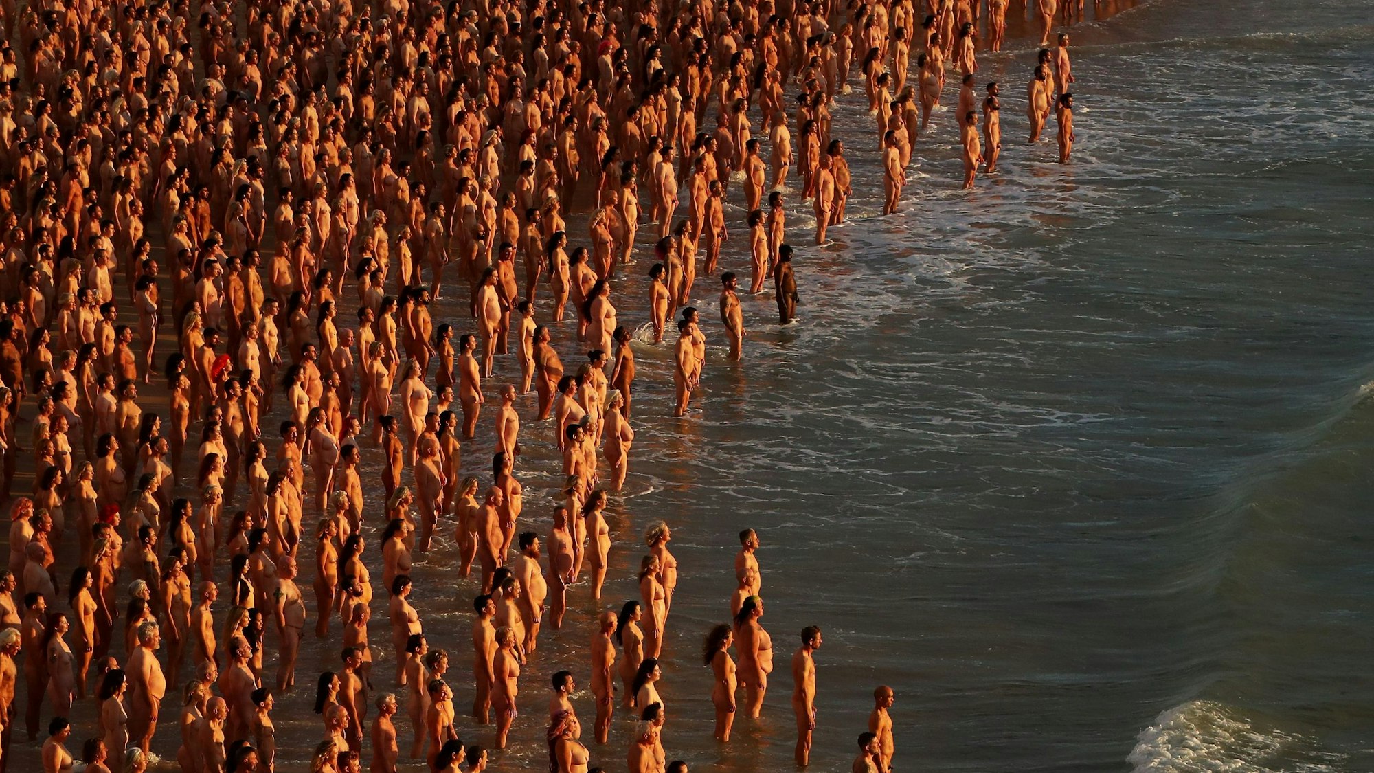Tausende Menschen stehen im Rahmen einer Kunstaktion unbekleidet am Bondi Beach in der australischen Metropole Sydney.