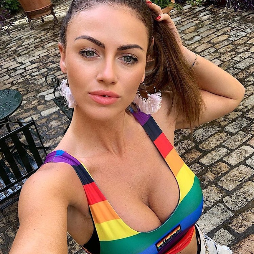Model Marta Barczok posiert im Regenbogen-Top für ein Instagram-Selfie.