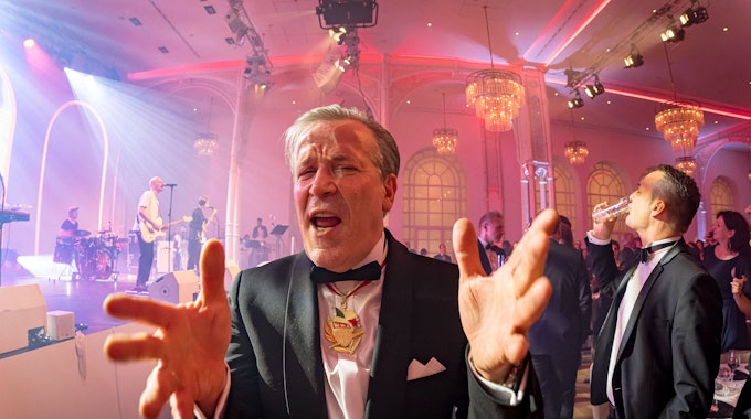 Ein ausgelassen feiernder Präsident des Festkomitees Kölner Karneval, Christoph Kuckelkorn, streckt beide Hände in Richtung der Kamera.