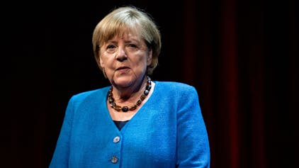 Berlin: Die ehemalige Bundeskanzlerin Angela Merkel (CDU) reagiert im Berliner Ensemble auf eine Frage des Journalisten und Autors Alexander Osang.