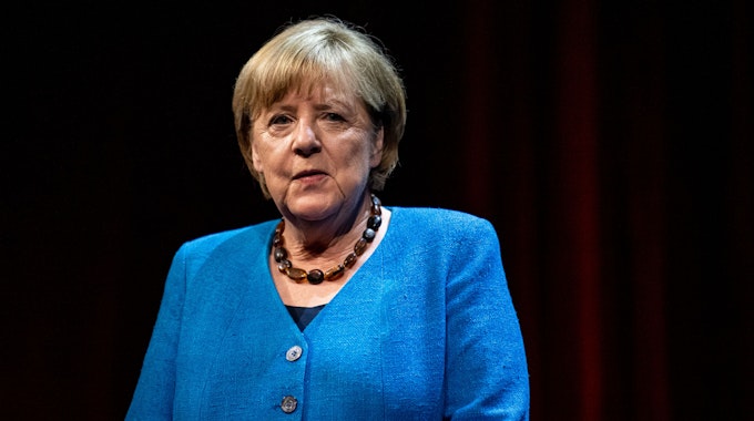 Berlin: Die ehemalige Bundeskanzlerin Angela Merkel (CDU) reagiert im Berliner Ensemble auf eine Frage des Journalisten und Autors Alexander Osang.
