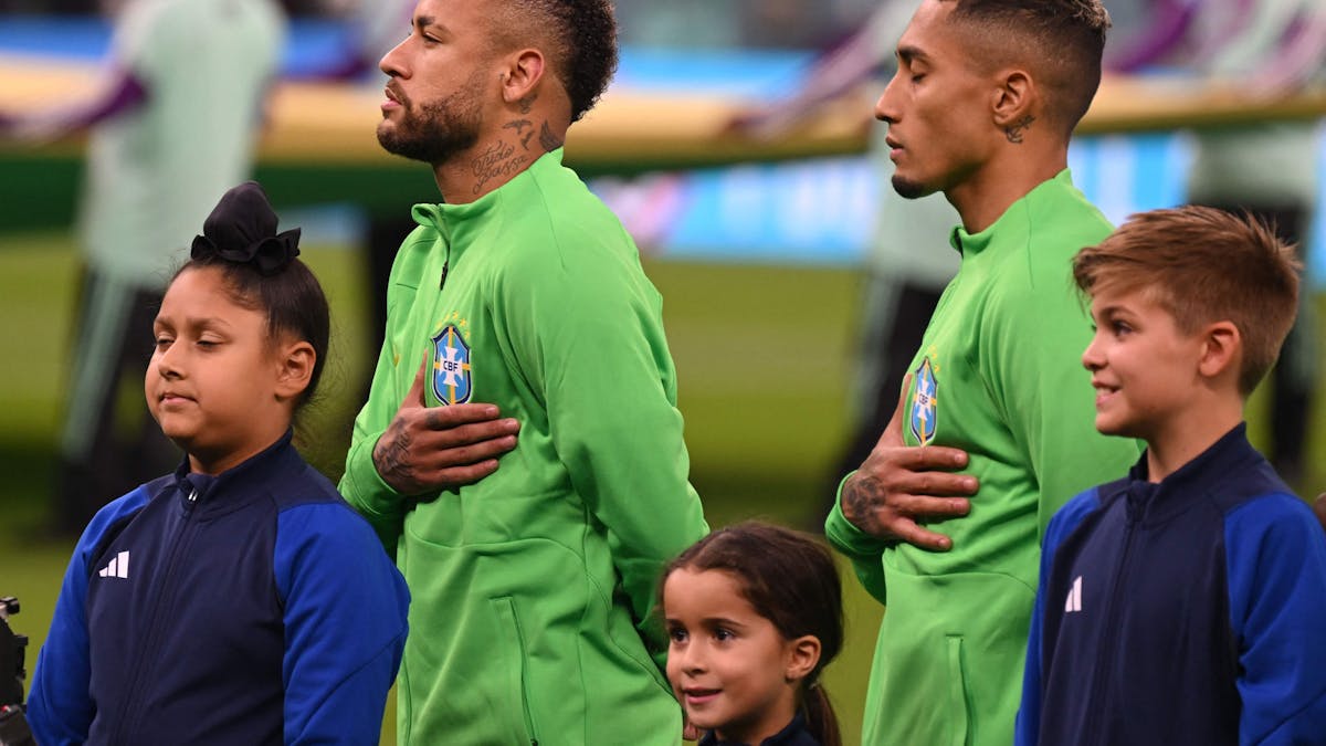 Neymar und Raphinha singen vor dem WM-Spiel Brasiliens gegen Serbien die Nationalhymne.