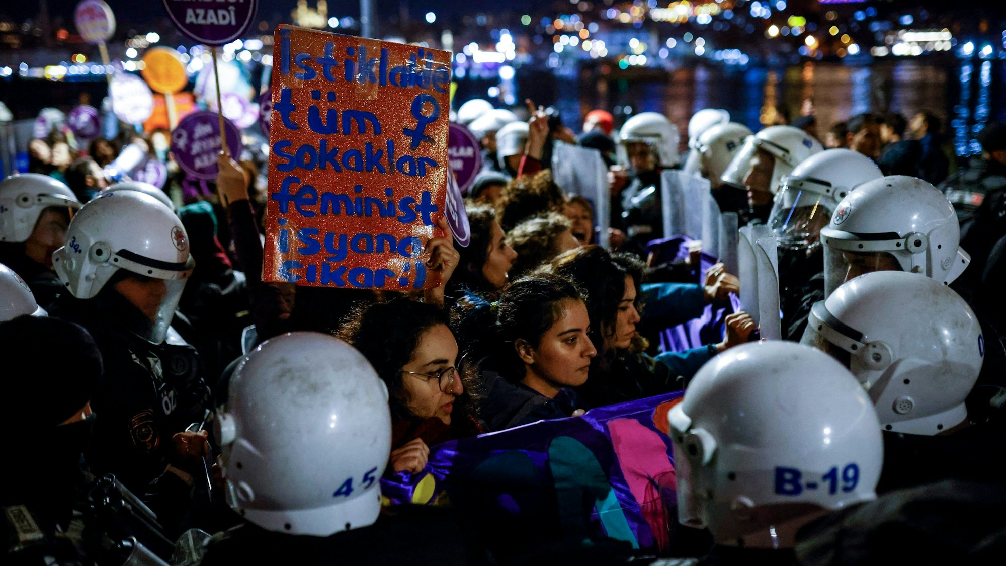 Türkische Polizei umringt weibliche Demonstranten in Istanbul. Die Demonstranten hatten gegen Gewalt gegen Frauen protestiert.