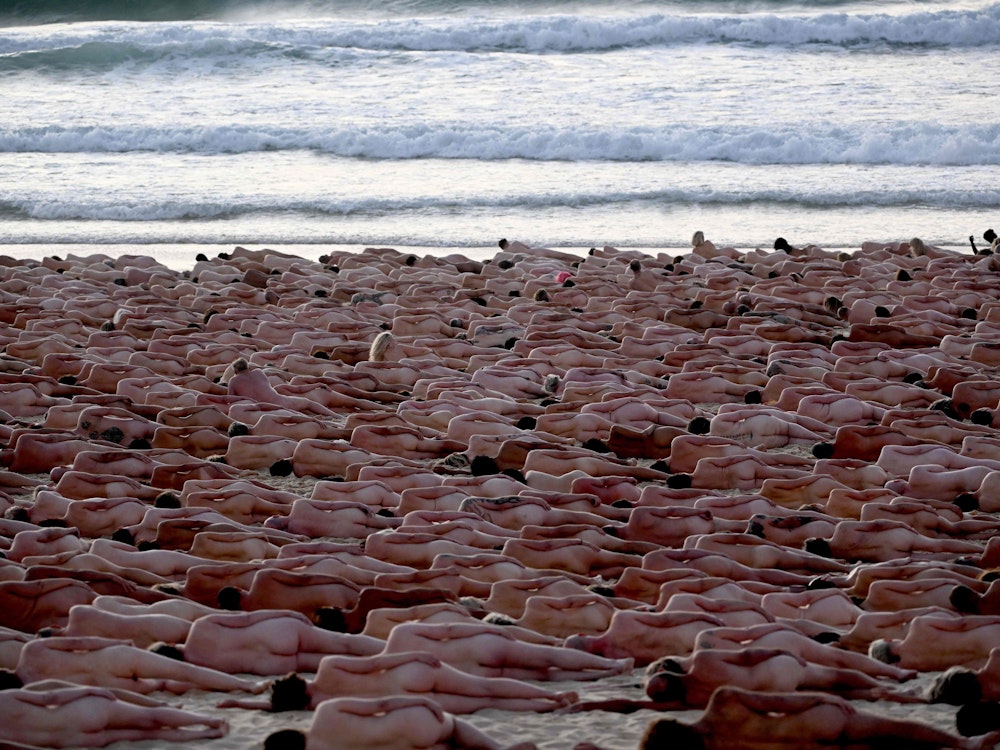 Nackte Menschen am Bondi Beach in Sydney, Ausrtalien.