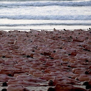 Nackte Menschen am Bondi Beach in Sydney, Australien.