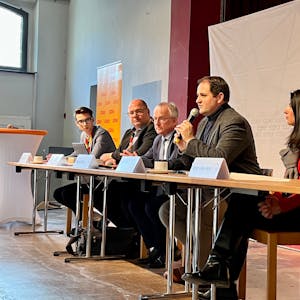 Christdemokraten auf dem Podium (von links): Joshua Kraski, Stefan Hebbel, Rüdiger Scholz, Nathanael Liminski, Serap Güler
