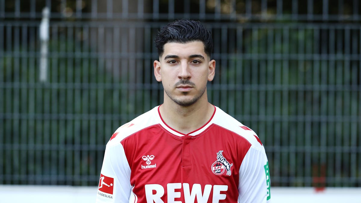 Dimitris Limnios trägt das neue Trikot des 1. FC Köln.