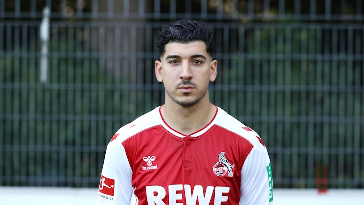 Dimitris Limnios trägt das neue Trikot des 1. FC Köln.