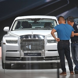 Besucher der der BMW Welt in Muenchen betrachten die Luxuskarrosse Rolls Royce Phantom.