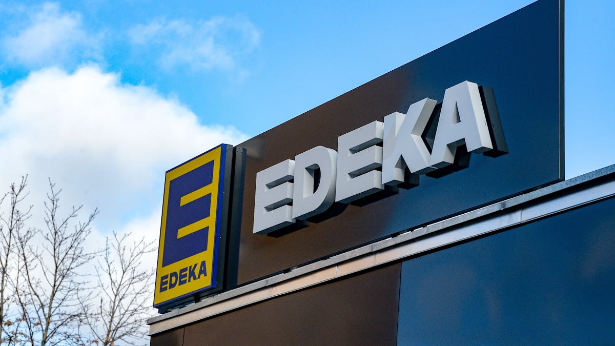 Das Logo einer Edeka-Filiale.