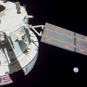 Dieses von der NASA zur Verfügung gestellte Bild zeigt einen Blick zurück auf die Erde am 9. Flugtag. Die Orion-Kapsel der NASA umkreist derzeit den Mond in einer Umlaufbahn, die sich über Zehntausende von Kilometern erstreckt. Die Kapsel und ihre drei Testpuppen sind am Freitag, dem 25. November 2022, mehr als eine Woche nach dem Testflug, in diese weit entfernte Umlaufbahn eingetreten.