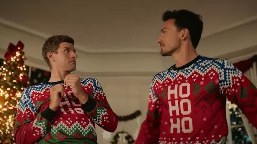 Screenshot aus einer Knoppers-Werbung mit Thomas Müller und Mats Hummels. Sie tragen Weihnachts-Pullover.
