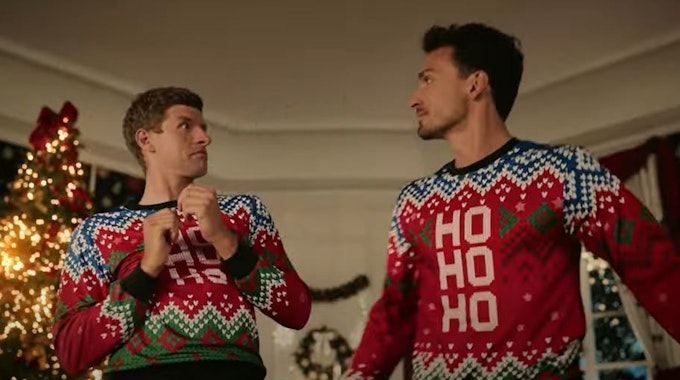 Screenshot aus einer Knoppers-Werbung mit Thomas Müller und Mats Hummels. Sie tragen Weihnachts-Pullover.