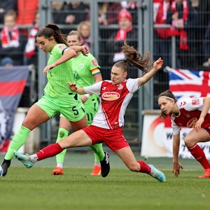 1. FC Köln-Spielerin Alena Bienz kämpft im Bundesligaduell am 27. November 2022 mit Lena Oberdorf (VfL Wolfsburg) um den Ball