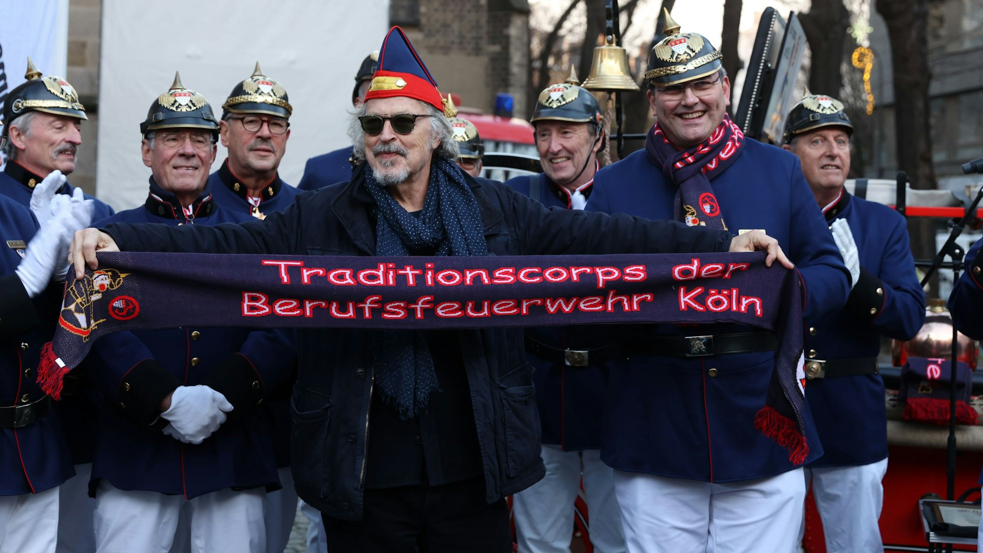 Wolfgang Niedecken wird von den Kölschen Funkentöter auf dem Severinskirchplatz der Titel Ehrenbrandmeister 2022 verliehen.