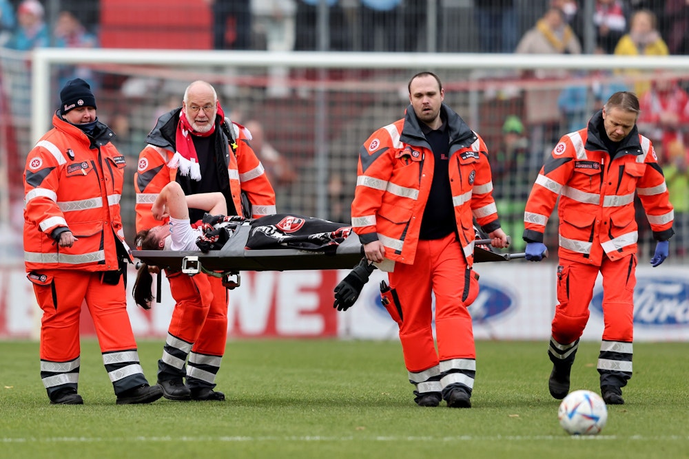 Fußballerin Adriana Achcinska vom 1. FC Köln wird von Sanitätern abtransportiert.