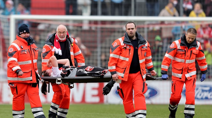 Fußballerin Adriana Achcinska vom 1. FC Köln wird von Sanitätern abtransportiert.