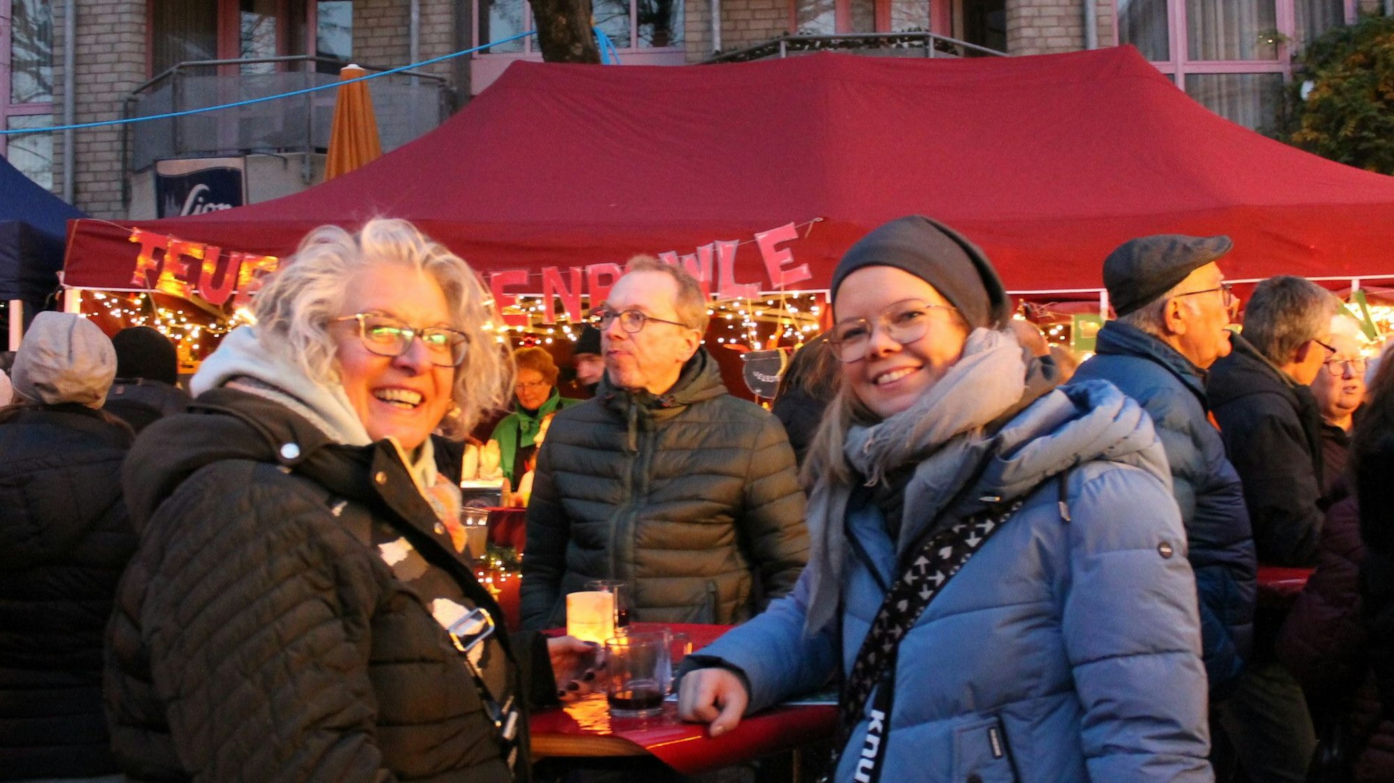 Tatjane und Pia stehen beim Bratapfelfest auf dem Leichlinger Marktplatz im Brückerfeld