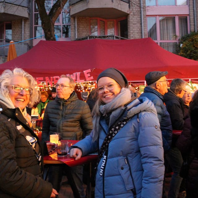 Tatjane und Pia stehen beim Bratapfelfest auf dem Leichlinger Marktplatz im Brückerfeld
