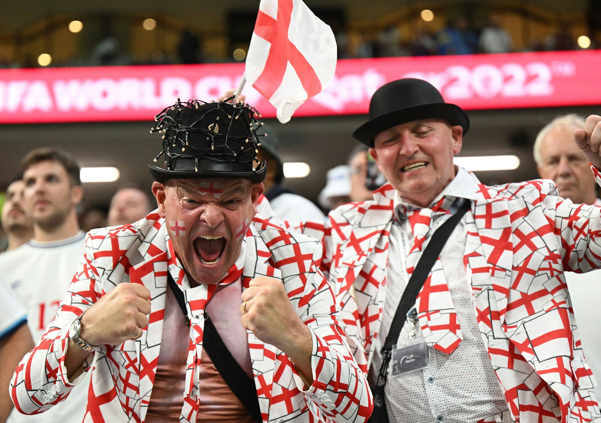 Zwei Fans der englischen Nationalmannschaft beim Spiel gegen die USA in Anzügen mit der englischen Flagge.