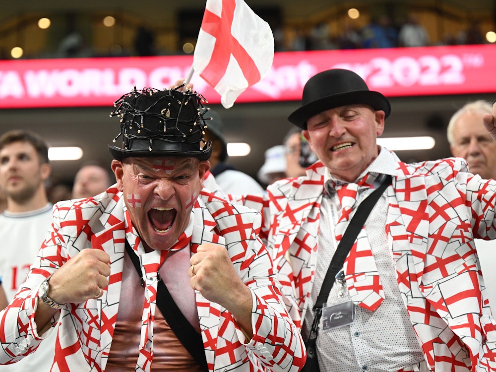 Zwei Fans der englischen Nationalmannschaft beim Spiel gegen die USA in Anzügen mit der englischen Flagge.