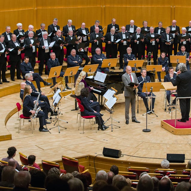 Konzert des Polizeichores Köln anlässlich seines 120-jährigen Bestehens in der Kölner Philharmonie. Zu sehen sind unter anderem Solist und Sänger Ansgar Eimann, Pianistin Alexandra Momot und Dirigent Eugen Momot.