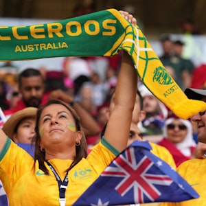 Eine Zuschauerin im Australien-Trikot hält vor dem WM-Spiel gegen Tunesien einen Schal in die Luft.