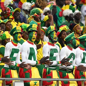 Mit Körperbemalung in den Landesfarben und Pilot-Mützen waren senegalesische Fans auf der Tribüne beim Spiel gegen Katar.