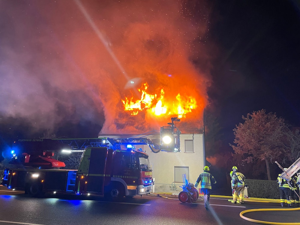 Feuerwehr und Einsatzkräfte vor einem brennenden Haus. Die 77-jährige Bewohnerin ist später gestorben.