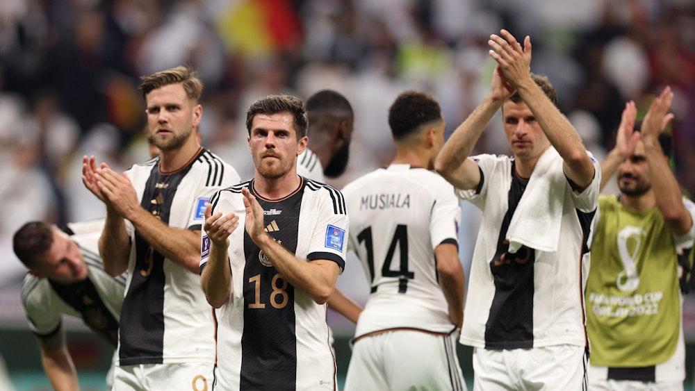 Die deutschen Nationalspieler applaudieren den Fans nach dem 1:1 im WM-Spiel gegen Spanien.