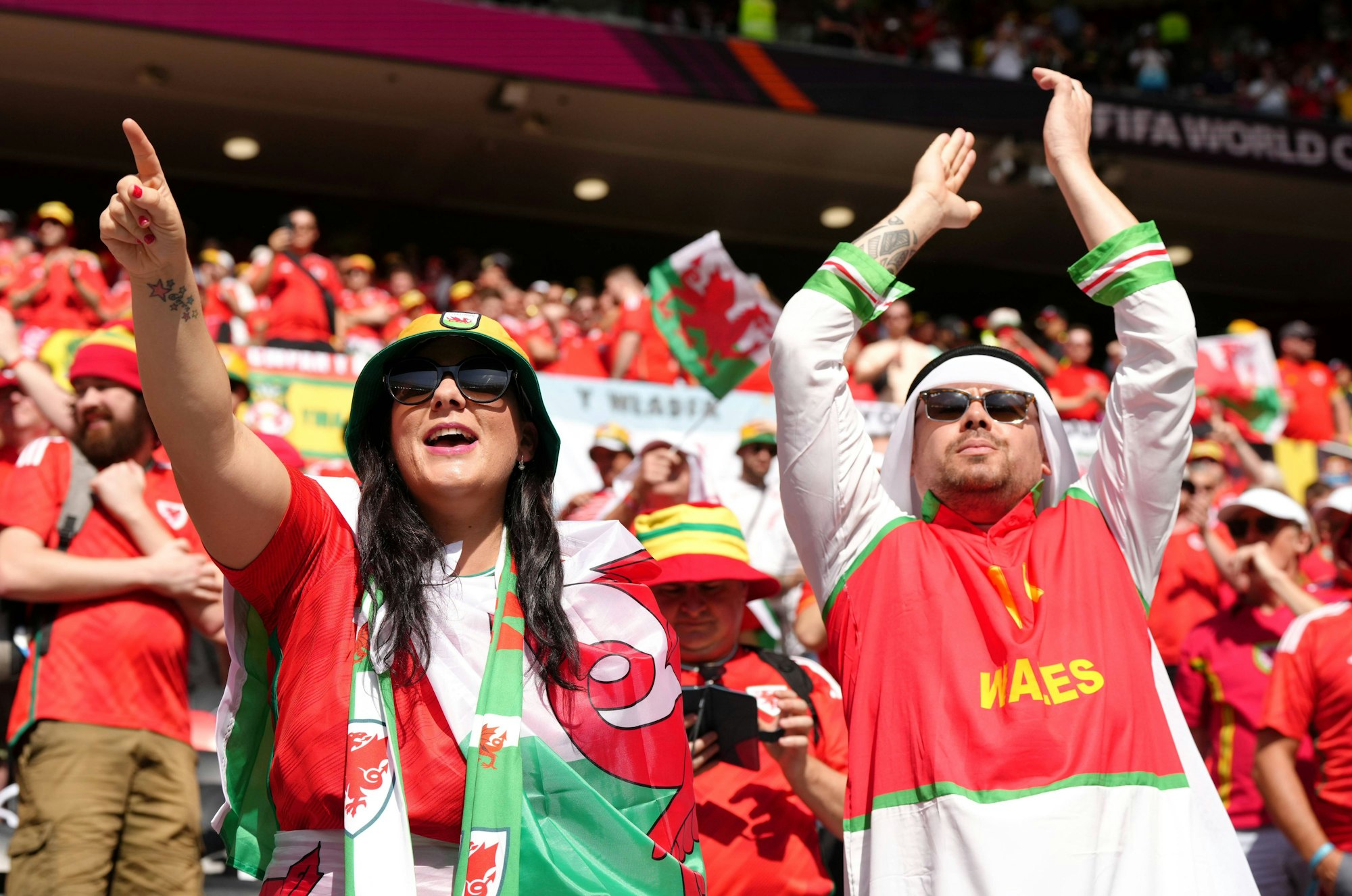 Zwei Fans der walisischen Nationalmannschaft beim Spiel gegen den Iran, einer hat sich in ein orientalisches Gewand geschmissen.