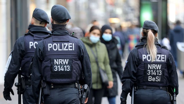 Polizisten laufen auf der Kölner Schildergasse Streife.