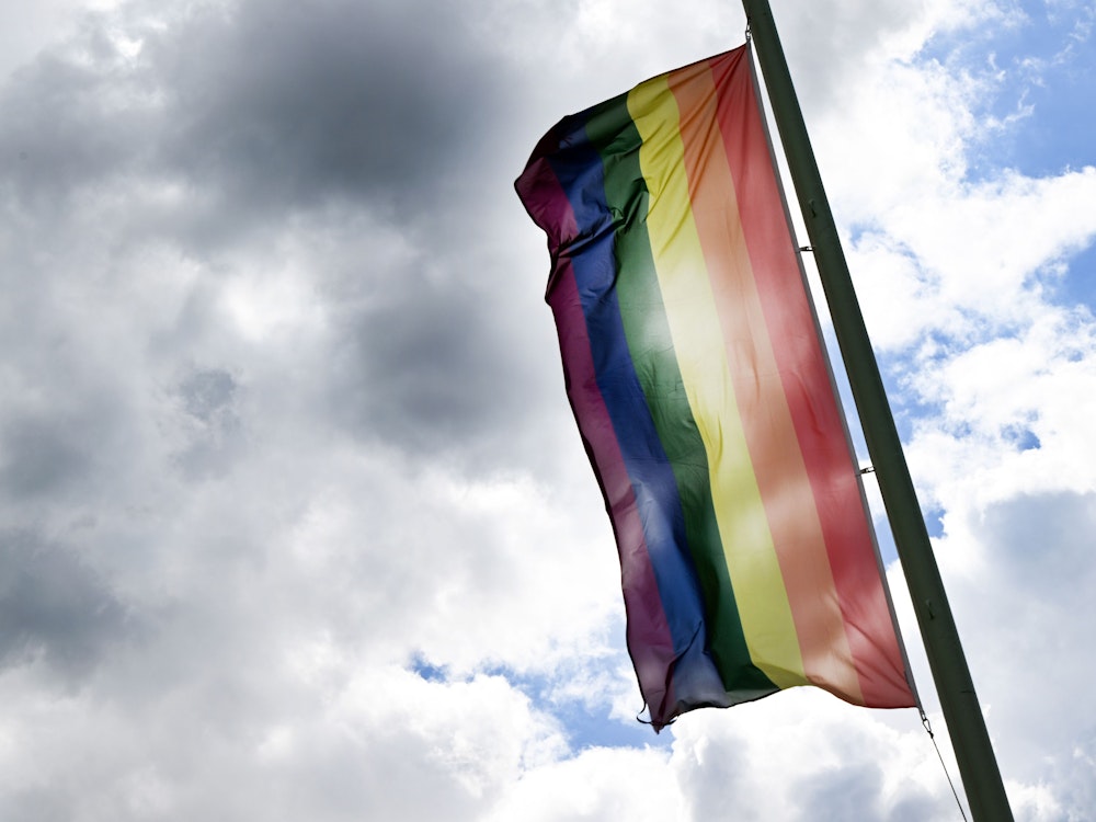 Eine Regenbogenflagge weht im Juli 2022 zum Start des CSD-Wochenendes in Köln.