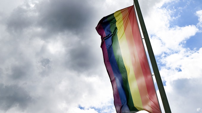 Eine Regenbogenflagge weht im Juli 2022 zum Start des CSD-Wochenendes in Köln.