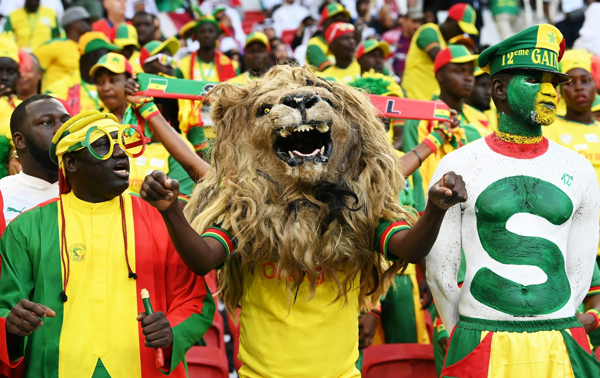 Voll ausgestattet sind diese Senegalesen mit Löwenkopf beim Spiel gegen Katar angereist.