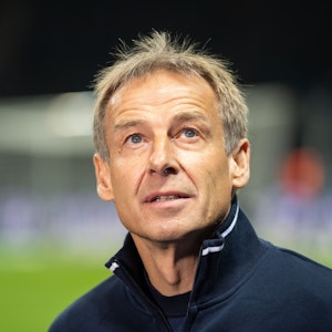 Eine Nahaufnahme vom früheren Bundestrainer Jürgen Klinsmann. Er blickt nach oben. Das Foto wurde während seiner Zeit als Trainer bei Hertha BSC aufgenommen.
