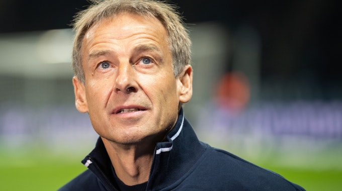 Eine Nahaufnahme vom früheren Bundestrainer Jürgen Klinsmann. Er blickt nach oben. Das Foto wurde während seiner Zeit als Trainer bei Hertha BSC aufgenommen.