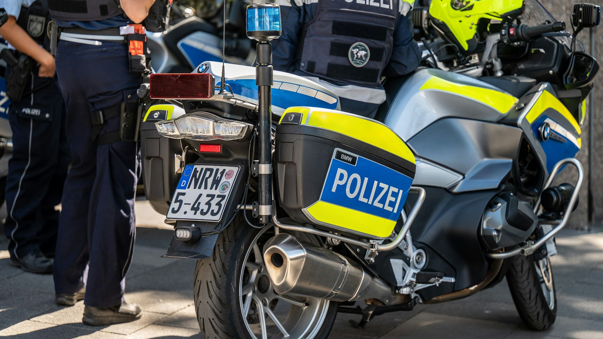 Das Bild zeigt ein Polizeimotorrad.
