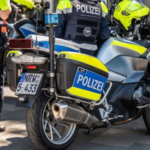Das Bild zeigt ein Polizeimotorrad.